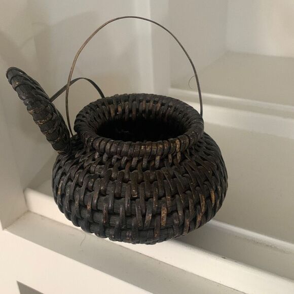 Hand Woven African Lidded Basket - Picture 2 of 4